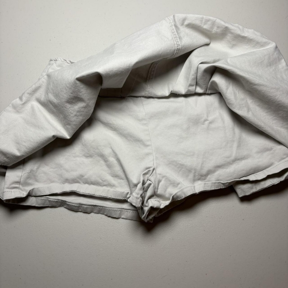 Refuge Low Rise White and Cream Pleated Mini Skirt With Built-In Shorts - Picture 3 of 7